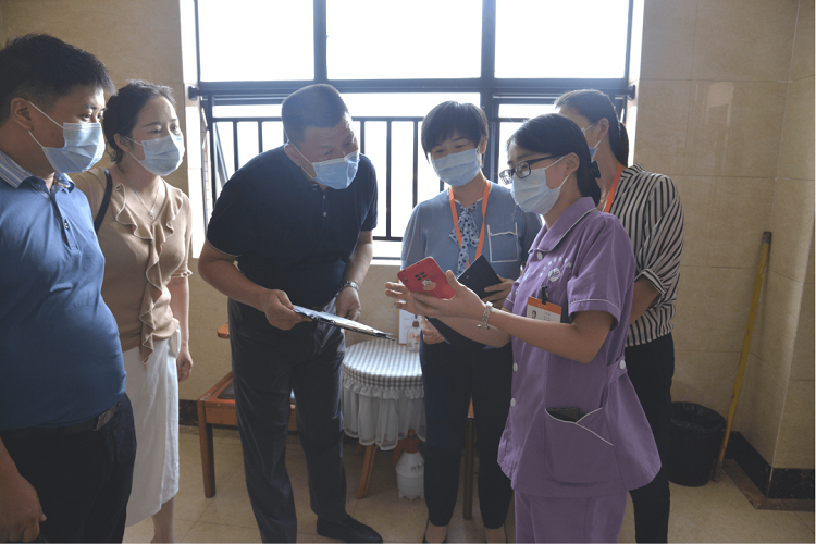 湖南发展集团领导一行到康乃馨公司检查指导疫情防控工作