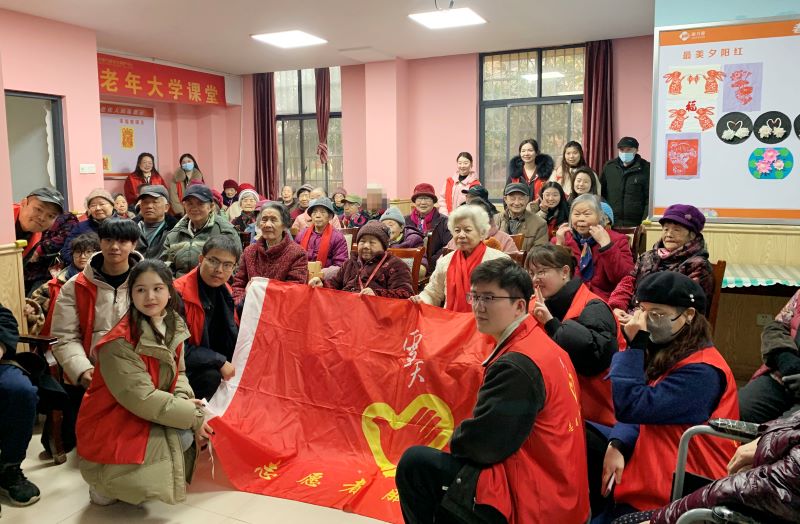 阳春三月学雷锋，康乃馨养老暖意浓