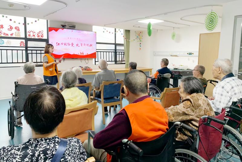 忆峥嵘岁月，颂百年辉煌 康乃馨养老举办七一建党节系列活动